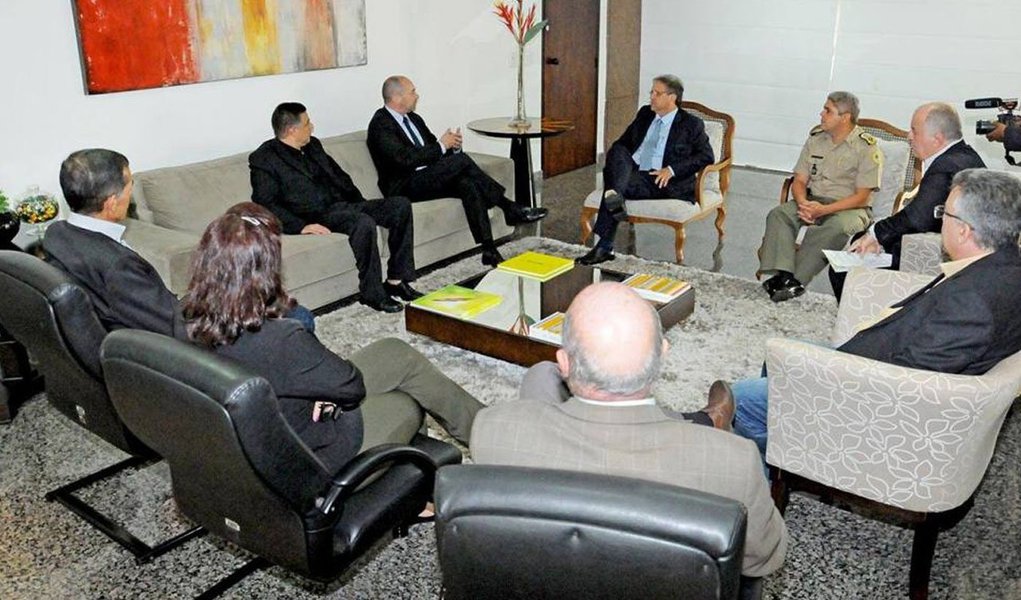 Em reunião com representantes do Banco Mundial nessa quinta-feira, 9, o governador Marcelo Miranda (PMDB) garantiu maior celeridade na execução das ações do Projeto de Desenvolvimento Regional Integrado e Sustentável (PDRIS), financiamento de US$ 300 milhões, com contrapartida de US$ 75 milhões do estado para obras em diversas áreas; "Com um planejamento sério e ações bem definidas, nós vamos, agora, executar, de fato, esse projeto que é tão importante para o desenvolvimento do Tocantins", afirmou o governador; desde que foi assinado em 2012, o contrato do PDRIS só teve 14,32% das obras e ações realizadas; "O governador está demonstrando um real interesse neste projeto", respondeu o gerente do Bird, Eric Lancelot (Foto: Aquiles Lins) Em reunião com representantes do Banco Mundial nessa quinta-feira, 9, o governador Marcelo Miranda (PMDB) garantiu maior celeridade na execução das ações do Projeto de Desenvolvimento Regional Integrado e Sustentável (PDRIS), financiamento de US$ 300 milhões, com contrapartida de US$ 75 milhões do estado para obras em diversas áreas; "Com um planejamento sério e ações bem definidas, nós vamos, agora, executar, de fato, esse projeto que é tão importante para o desenvolvimento do Tocantins", afirmou o governador; desde que foi assinado em 2012, o contrato do PDRIS só teve 14,32% das obras e ações realizadas; "O governador está demonstrando um real interesse neste projeto", respondeu o gerente do Bird, Eric Lancelot