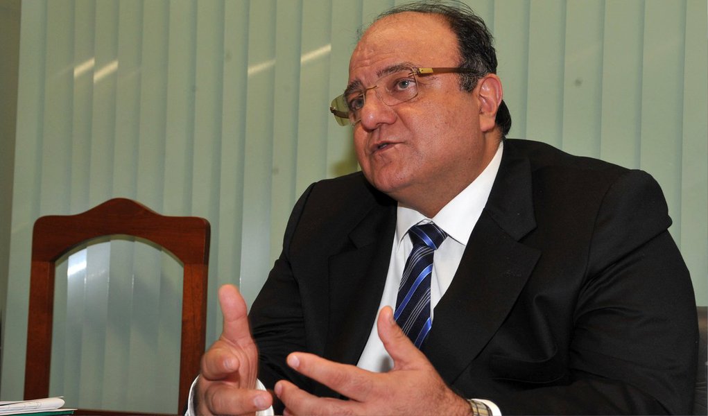 Afirmação é do deputado Cândido Vaccarezza (PT-SP), que negou participação em suposto esquema de corrupção delatado pelo ex-diretor da Petrobras Paulo Roberto Costa; "A notícia não cita fonte de um vazamento que, além de ilegal, é feito declaradamente de forma seletiva, já que entre dezenas de deputados que teriam sido envolvidos o meu nome foi destacado", disse o parlamentar (Foto: Gisele Federicce) Afirmação é do deputado Cândido Vaccarezza (PT-SP), que negou participação em suposto esquema de corrupção delatado pelo ex-diretor da Petrobras Paulo Roberto Costa; "A notícia não cita fonte de um vazamento que, além de ilegal, é feito declaradamente de forma seletiva, já que entre dezenas de deputados que teriam sido envolvidos o meu nome foi destacado", disse o parlamentar