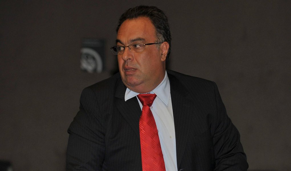 Apesar de optar por ficar calado diante dos membros da CPI da Petrobras, em depoimento que ocorreu na sede da Justiça Federal em Curitiba (PR), ex-deputado André Vargas disse que nunca recebeu recursos ilícitos do doleiro Alberto Youssef (Foto: Leonardo Lucena) Apesar de optar por ficar calado diante dos membros da CPI da Petrobras, em depoimento que ocorreu na sede da Justiça Federal em Curitiba (PR), ex-deputado André Vargas disse que nunca recebeu recursos ilícitos do doleiro Alberto Youssef
