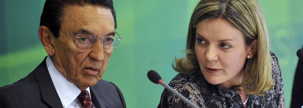Entre os 54 nomes da lista do procurador-geral, Rodrigo Janot, enviado ao STF, com pedidos de abertura de inquérito a fim de investigar pessoas suspeitas de envolvimento no caso de corrupção da Petrobras, também estariam Edison Lobão (PMDB-MA), a senadora Gleisi Hoffmann (PT-PR) e o deputado federal Nelson Meurer (PP-PR) (Foto: Roberta Namour) Entre os 54 nomes da lista do procurador-geral, Rodrigo Janot, enviado ao STF, com pedidos de abertura de inquérito a fim de investigar pessoas suspeitas de envolvimento no caso de corrupção da Petrobras, também estariam Edison Lobão (PMDB-MA), a senadora Gleisi Hoffmann (PT-PR) e o deputado federal Nelson Meurer (PP-PR)