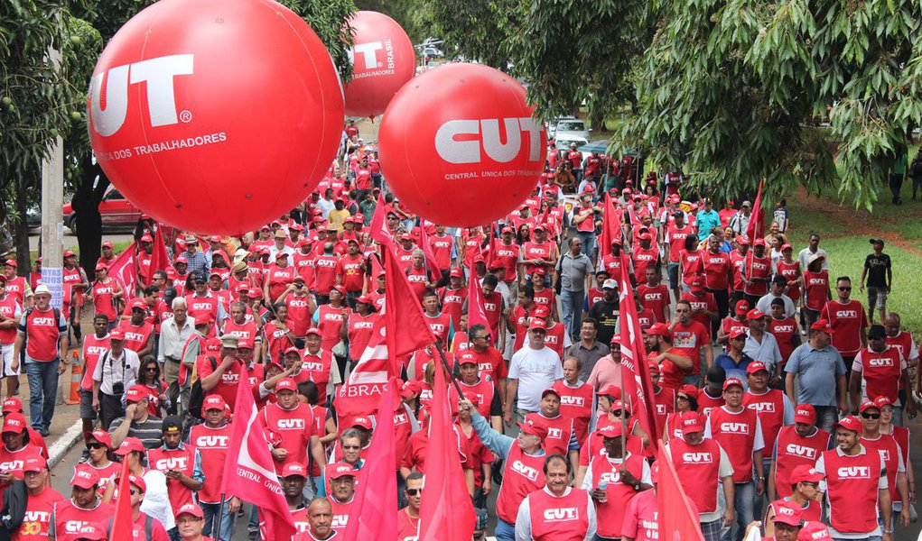 A Central Única dos Trabalhadores (CUT) divulgou nota na qual repudia a decisão da PM-DF de impedir o bloqueio arbitrário do trânsito em protestos; de acordo com o texto da CUT, a medida "fere o direito democrático de manifestação da população, especialmente dos trabalhadores. Visa apenas impedir que os servidores e vários segmentos da população deem visibilidade às suas justas reivindicações por melhores condições de trabalho e de vida" (Foto: Leonardo Lucena) A Central Única dos Trabalhadores (CUT) divulgou nota na qual repudia a decisão da PM-DF de impedir o bloqueio arbitrário do trânsito em protestos; de acordo com o texto da CUT, a medida "fere o direito democrático de manifestação da população, especialmente dos trabalhadores. Visa apenas impedir que os servidores e vários segmentos da população deem visibilidade às suas justas reivindicações por melhores condições de trabalho e de vida"