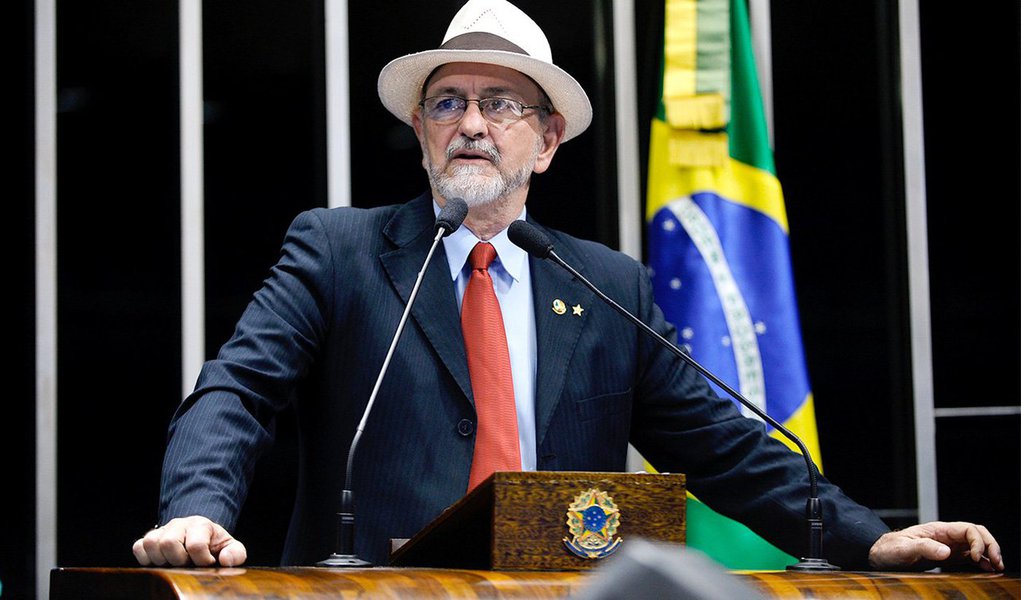 Em discurso nessa quarta-feira, 25, da tribuna do Senado, o senador Donizeti Nogueira (PT) defendeu o fim da reeleição, a unificação das eleições, mandatos de seis anos pra todos os cargos, financiamento público e privado de campanha, mas com a distribuição dos recursos feita de forma impessoal, e padronização do horário eleitoral; Donizeti defendeu também limite para gastos com cabos eleitorais; “Tem cabos eleitorais que vendem listas de eleitores, ganham dinheiro em uma eleição pra viver o ano seguinte só com o dinheiro daquela, esperando o próximo que terá eleições de novo", afirmou (Foto: Aquiles Lins) Em discurso nessa quarta-feira, 25, da tribuna do Senado, o senador Donizeti Nogueira (PT) defendeu o fim da reeleição, a unificação das eleições, mandatos de seis anos pra todos os cargos, financiamento público e privado de campanha, mas com a distribuição dos recursos feita de forma impessoal, e padronização do horário eleitoral; Donizeti defendeu também limite para gastos com cabos eleitorais; “Tem cabos eleitorais que vendem listas de eleitores, ganham dinheiro em uma eleição pra viver o ano seguinte só com o dinheiro daquela, esperando o próximo que terá eleições de novo", afirmou