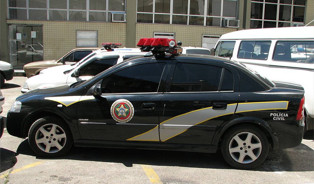 A Polícia Civil do Rio indiciou por estupros de vulneráveis um professor do Instituto Nossa Senhora de Lourdes (Inosel), na Gávea, Zona Sul do Rio; cerca de dez alunas acusaram o magistrado de abuso sexual; a identidade do suspeito não foi revelada; a denúncia havia sito feita por pais de estudantes da escola, tido como referência no ensino para deficientes auditivos no Rio (Foto: Leonardo Lucena) A Polícia Civil do Rio indiciou por estupros de vulneráveis um professor do Instituto Nossa Senhora de Lourdes (Inosel), na Gávea, Zona Sul do Rio; cerca de dez alunas acusaram o magistrado de abuso sexual; a identidade do suspeito não foi revelada; a denúncia havia sito feita por pais de estudantes da escola, tido como referência no ensino para deficientes auditivos no Rio