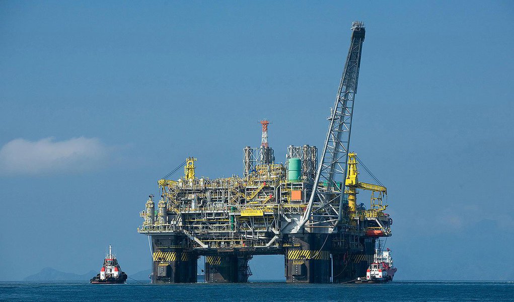 Em comunicado sobre desempenho operacional divulgado nesta segunda-feira 17, companhia informou que sua produção de petróleo no Brasil subiu 9% no terceiro trimestre ante igual período do ano passado, a 2,09 milhões de barris por dia (bpd); segundo a Petrobras, foram conectados 15 novos poços produtores no terceiro trimestre, estimando a conexão de outros 16 no último trimestre do ano; se cumprida, a meta fará a companhia fechar o ano com 62 interligações, ante 34 no ano passado; produção de gás natural alcançou 441 mil bpd entre julho e setembro (Foto: Gisele Federicce) Em comunicado sobre desempenho operacional divulgado nesta segunda-feira 17, companhia informou que sua produção de petróleo no Brasil subiu 9% no terceiro trimestre ante igual período do ano passado, a 2,09 milhões de barris por dia (bpd); segundo a Petrobras, foram conectados 15 novos poços produtores no terceiro trimestre, estimando a conexão de outros 16 no último trimestre do ano; se cumprida, a meta fará a companhia fechar o ano com 62 interligações, ante 34 no ano passado; produção de gás natural alcançou 441 mil bpd entre julho e setembro
