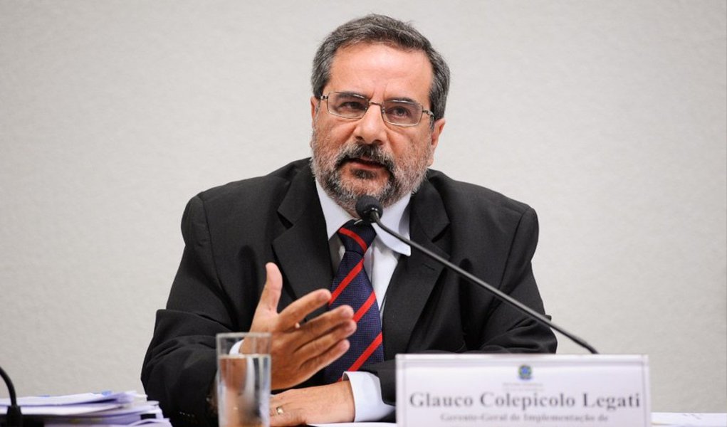 Glauco Colepicolo Legati, ex-gerente-geral de Implementação de Empreendimentos da Petrobras, não compareceu à CPMI nesta tarde; a comissão recebeu um atestado médico pedindo o afastamento por três dias do ex-gerente por hipertensão; Legati era há até poucos dias o gerente-geral da obra da Refinaria Abreu e Lima e teria sido afastado após investigações indicarem irregularidades (Foto: Paulo Emílio) Glauco Colepicolo Legati, ex-gerente-geral de Implementação de Empreendimentos da Petrobras, não compareceu à CPMI nesta tarde; a comissão recebeu um atestado médico pedindo o afastamento por três dias do ex-gerente por hipertensão; Legati era há até poucos dias o gerente-geral da obra da Refinaria Abreu e Lima e teria sido afastado após investigações indicarem irregularidades