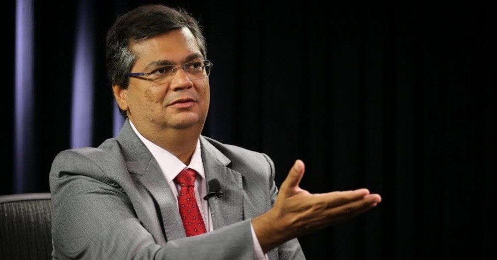 Governador do Maranhão, Flávio Dino (PC do B) reagiu aos ataques da família Sarney ao seu irmão Nicolau Dino; o grupo que dominou a política maranhense por quase 50 anos condena a contratação da empresa Copiar Center LTDA, por sua sócia majoritária ser "ligada" a Nicolau, segundo a imprensa sarneysta; "Por conta da operação Lava-Jato, a mais nova obsessão de Sarney é perseguir o meu irmão Nicolao, por ser subprocurador-geral da Republica. Meu irmão não atua na operacao Lava-Jato. Sarney sabe disso. Mas tem que encontrar um 'culpado' para problemas de sua filha com a policia", disse Flávio Dino pelo Twitter (Foto: Leonardo Lucena) Governador do Maranhão, Flávio Dino (PC do B) reagiu aos ataques da família Sarney ao seu irmão Nicolau Dino; o grupo que dominou a política maranhense por quase 50 anos condena a contratação da empresa Copiar Center LTDA, por sua sócia majoritária ser "ligada" a Nicolau, segundo a imprensa sarneysta; "Por conta da operação Lava-Jato, a mais nova obsessão de Sarney é perseguir o meu irmão Nicolao, por ser subprocurador-geral da Republica. Meu irmão não atua na operacao Lava-Jato. Sarney sabe disso. Mas tem que encontrar um 'culpado' para problemas de sua filha com a policia", disse Flávio Dino pelo Twitter