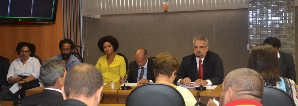 As comissões de Direitos Humanos e da Igualdade Racial da Assembleia Legislativa da Bahia (AL-BA) fizeram audiência conjunta nesta terça-feira para discutir 'a violência policial contra a juventude negra'; formulada pela Rede de Mulheres Negras da Bahia, uma carta aberta ao governador Rui Costa e à sociedade baiana foi apresentada com 10 indagações a respeito do 'extermínio da juventude negra no estado'; a Rede questionou também a morte de 13 jovens no Cabula, em Salvador, em operação das Rondas Especiais da Polícia Militar em fevereiro (Foto: Romulo Faro) As comissões de Direitos Humanos e da Igualdade Racial da Assembleia Legislativa da Bahia (AL-BA) fizeram audiência conjunta nesta terça-feira para discutir 'a violência policial contra a juventude negra'; formulada pela Rede de Mulheres Negras da Bahia, uma carta aberta ao governador Rui Costa e à sociedade baiana foi apresentada com 10 indagações a respeito do 'extermínio da juventude negra no estado'; a Rede questionou também a morte de 13 jovens no Cabula, em Salvador, em operação das Rondas Especiais da Polícia Militar em fevereiro