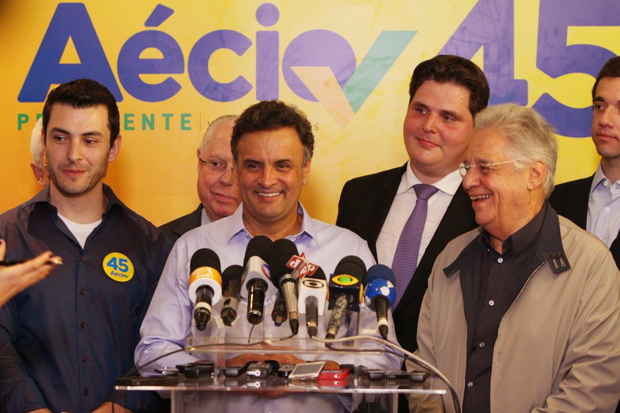 Em coletiva de imprensa ao lado de lideranças como o ex-presidente Fernando Henrique Cardoso e o deputado José Aníbal, em São Paulo, Aécio Neves disse que intenção do PSDB é aprofundar a campanha nos dias que restam para a eleição, no dia 5 de outubro, e afirmou ter convicções que irá para o segundo turno; segundo ele, a candidata do PSB, Marina Silva, é "metamorfose ambulante" (Foto: Aline Lima) Em coletiva de imprensa ao lado de lideranças como o ex-presidente Fernando Henrique Cardoso e o deputado José Aníbal, em São Paulo, Aécio Neves disse que intenção do PSDB é aprofundar a campanha nos dias que restam para a eleição, no dia 5 de outubro, e afirmou ter convicções que irá para o segundo turno; segundo ele, a candidata do PSB, Marina Silva, é "metamorfose ambulante"
