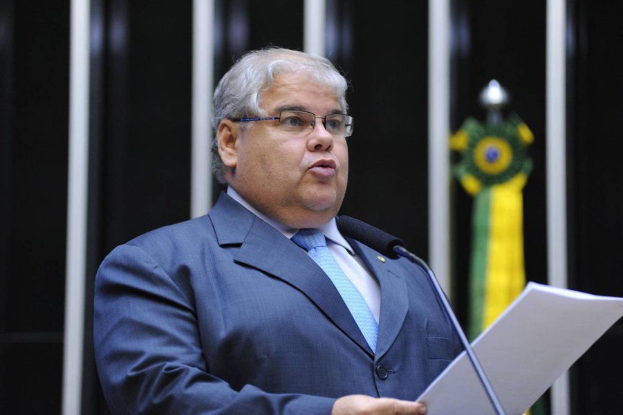 Integrante da ala rebelde do PMDB, o deputado Lúcio Vieira Lima afirma sem meias palavras que seus correligionários estão trabalhando para enfraquecer o PT na nova CPI da Petrobras; "O presidente da CPI, Hugo Motta (PMDB), demonstrou no primeiro mandato muita competência e seriedade. Confio nele. Lamentei que o relator tenha sido do PT, mas estamos vendo uma forma de criar três sub-relatorias com objetivo de diminuir a influência do PT quando for fazer o relatório para evitar que não sejam feitas as verdadeiras apurações"; o PMDB ficou com a presidência da comissão e os petistas ficaram com a relatoria
(Foto: Romulo Faro) Integrante da ala rebelde do PMDB, o deputado Lúcio Vieira Lima afirma sem meias palavras que seus correligionários estão trabalhando para enfraquecer o PT na nova CPI da Petrobras; "O presidente da CPI, Hugo Motta (PMDB), demonstrou no primeiro mandato muita competência e seriedade. Confio nele. Lamentei que o relator tenha sido do PT, mas estamos vendo uma forma de criar três sub-relatorias com objetivo de diminuir a influência do PT quando for fazer o relatório para evitar que não sejam feitas as verdadeiras apurações"; o PMDB ficou com a presidência da comissão e os petistas ficaram com a relatoria