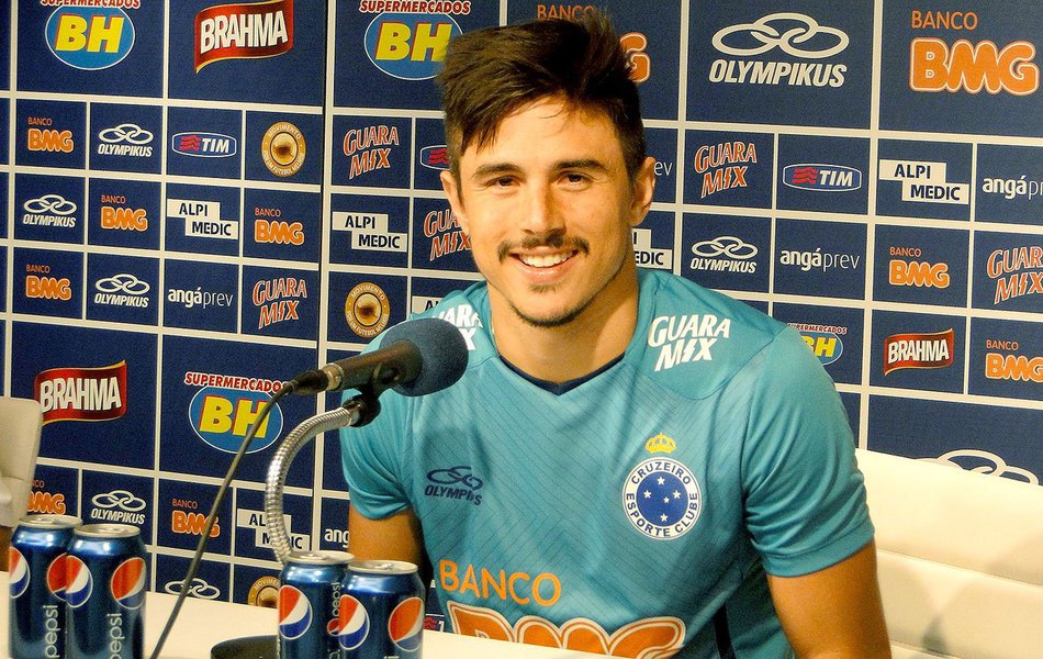 ''Motivação a gente tem de sobra. Feliz por fazer parte deste momento. E espero que, junto dos meus companheiros, a gente tenha um rendimento brilhante. Jogo gostoso, campo bom, estádio lotado. Não tem coisa melhor. Espero que a gente coloque tudo em prática, tudo o que a gente treinou'', destacou o meia do Cruzeiro sobre o confronto da Libertadores nesta noite (Foto: Luis Mauro Queiroz) ''Motivação a gente tem de sobra. Feliz por fazer parte deste momento. E espero que, junto dos meus companheiros, a gente tenha um rendimento brilhante. Jogo gostoso, campo bom, estádio lotado. Não tem coisa melhor. Espero que a gente coloque tudo em prática, tudo o que a gente treinou'', destacou o meia do Cruzeiro sobre o confronto da Libertadores nesta noite