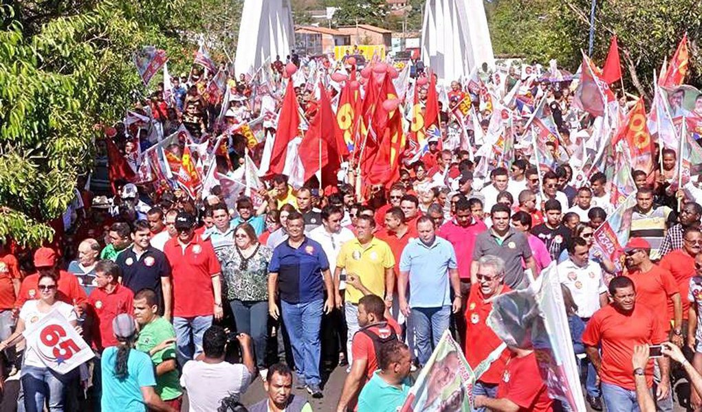 Pesquisa realizada pelo Instituto DataM aponta o candidato ao governo do Maranhão Flávio Dino (PC do B) com 58,2% das intenções de voto contra 24,6% de Edinho Lobão (PMDB); Zéluis Lago, do PPL, obteve 0,5% das intenções de voto e os candidatos Prof. Josivaldo (PCB), Saulo Arcangeli (PSTU) e Pedrosa (PSOL) têm 0,3% das intenções de voto cada um (Foto: Leonardo Lucena) Pesquisa realizada pelo Instituto DataM aponta o candidato ao governo do Maranhão Flávio Dino (PC do B) com 58,2% das intenções de voto contra 24,6% de Edinho Lobão (PMDB); Zéluis Lago, do PPL, obteve 0,5% das intenções de voto e os candidatos Prof. Josivaldo (PCB), Saulo Arcangeli (PSTU) e Pedrosa (PSOL) têm 0,3% das intenções de voto cada um