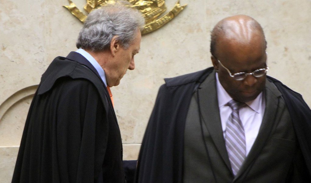 Antigo desafeto no Supremo Tribunal Federal, Joaquim Barbosa não confirmou presença na cerimônia de posse de seu sucessor na Presidência da Corte, Ricardo Lewandowski; ele também tem repetido que estará "fora do Brasil" em outubro, mês das eleições (Foto: Roberta Namour) Antigo desafeto no Supremo Tribunal Federal, Joaquim Barbosa não confirmou presença na cerimônia de posse de seu sucessor na Presidência da Corte, Ricardo Lewandowski; ele também tem repetido que estará "fora do Brasil" em outubro, mês das eleições