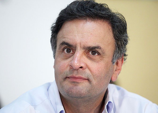 Talvez devido à "mardita" ressaca causada pela queda nas pesquisas eleitorais e pelas defecções em sua campanha, o cambaleante Aécio Neves decidiu investir novamente contra os ativistas digitais (Foto: Altamiro Borges) Talvez devido à "mardita" ressaca causada pela queda nas pesquisas eleitorais e pelas defecções em sua campanha, o cambaleante Aécio Neves decidiu investir novamente contra os ativistas digitais
