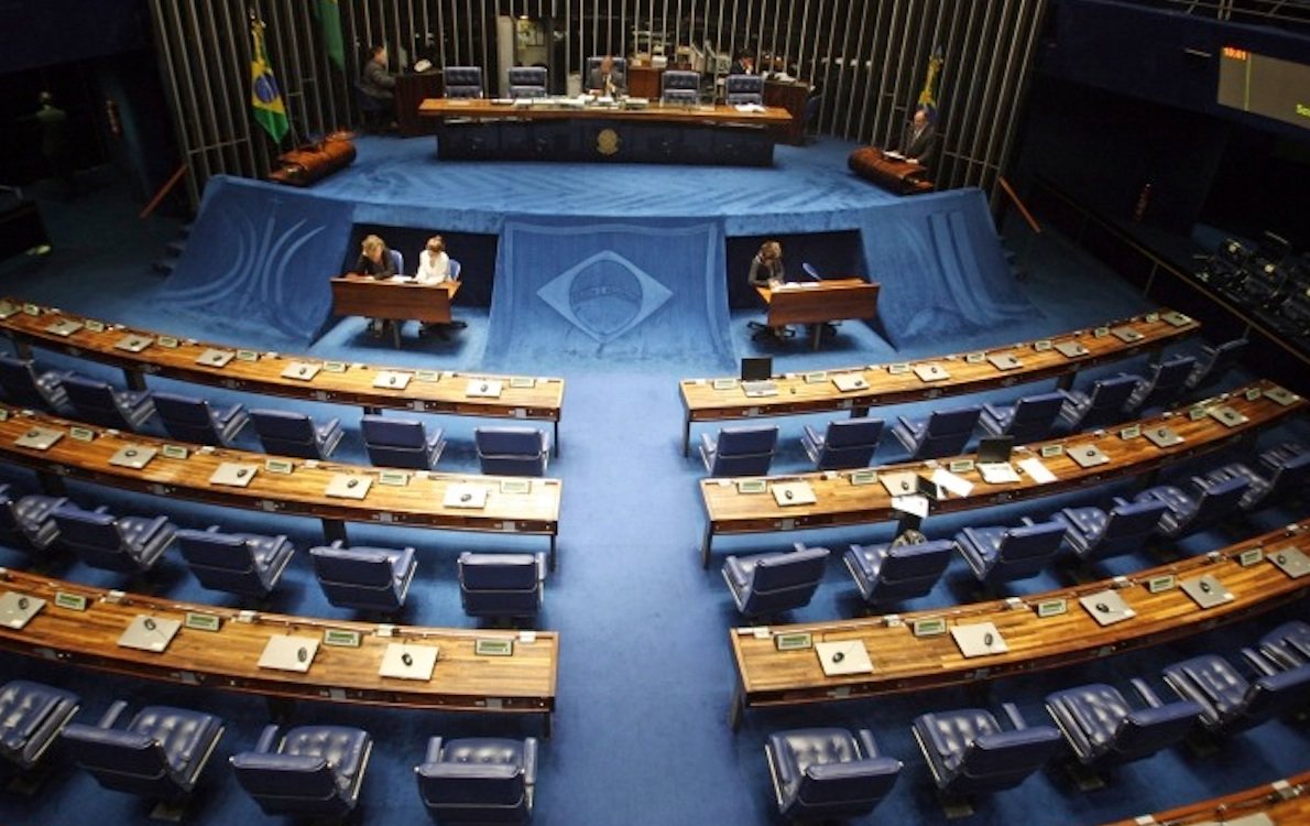A pouco mais de um mês para o primeiro turno das eleições, a expectativa de líderes de partidos no Senado é de que o esforço concentrado marcado para esta semana não renda grandes resultados; "Acho que vamos ter dificuldade de obter quórum, apesar do fato de que haverá o funcionamento da CPI Mista da Petrobras. Temos alguns pontos relevantes para serem debatidos, porém essa proximidade da eleição e a intensificação da campanha eleitoral conspiram para que ocorra alguma dificuldade", diz o líder do PT no Senado, Humberto Costa (Foto: Romulo Faro) A pouco mais de um mês para o primeiro turno das eleições, a expectativa de líderes de partidos no Senado é de que o esforço concentrado marcado para esta semana não renda grandes resultados; "Acho que vamos ter dificuldade de obter quórum, apesar do fato de que haverá o funcionamento da CPI Mista da Petrobras. Temos alguns pontos relevantes para serem debatidos, porém essa proximidade da eleição e a intensificação da campanha eleitoral conspiram para que ocorra alguma dificuldade", diz o líder do PT no Senado, Humberto Costa