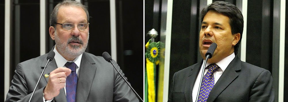 Com o DEM integrando a oposição e o PTB apoiando o governo, onde Armando Monteiro (PTB-PE) ocupa o Ministério do Desenvolvimento, os arranjos políticos ainda são uma incógnita; esta dificuldade se repete em pelo menos oito estados, incluindo Pernambuco, onde as legendas têm posições distintas; "A hipótese de sermos base do Governo não existe. Jamais o povo brasileiro vai me ver ao lado do PT e este é o sentimento de toda a bancada. Iremos buscar com o PTB a consolidação do posicionamento de oposição ao Governo Federal e se não for possível a fusão nem acontecerá", disse o líder na Câmara, Mendonça Filho (DEM-PE) (Foto: Paulo Emílio) Com o DEM integrando a oposição e o PTB apoiando o governo, onde Armando Monteiro (PTB-PE) ocupa o Ministério do Desenvolvimento, os arranjos políticos ainda são uma incógnita; esta dificuldade se repete em pelo menos oito estados, incluindo Pernambuco, onde as legendas têm posições distintas; "A hipótese de sermos base do Governo não existe. Jamais o povo brasileiro vai me ver ao lado do PT e este é o sentimento de toda a bancada. Iremos buscar com o PTB a consolidação do posicionamento de oposição ao Governo Federal e se não for possível a fusão nem acontecerá", disse o líder na Câmara, Mendonça Filho (DEM-PE)
