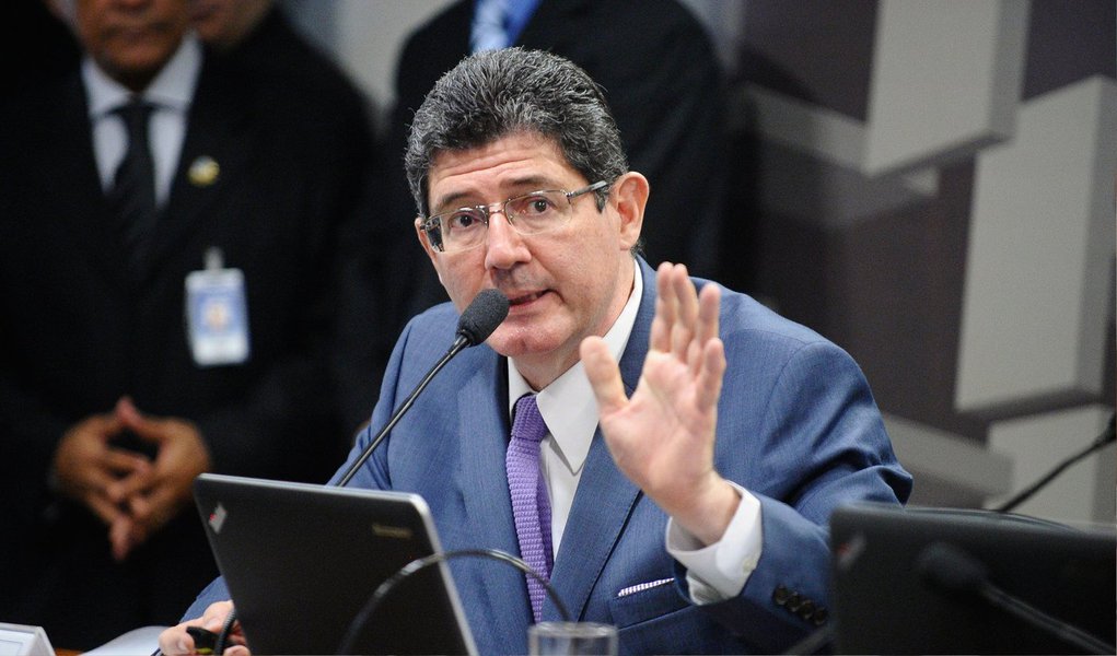 A decisão acontece no momento em que o governo realiza forte ajuste fiscal, coordenado pelo ministro Joaquim Levy, para reequilibrar as contas públicas, e que a arrecadação federal continua fraca por conta da baixa atividade econômica e grandes desonerações; a exceção será para bancos, 10 anos depois de os tributos terem sido zerados; medida vai gerar arrecadação anual de cerca de R$ 6,5 bilhões (Foto: Gisele Federicce) A decisão acontece no momento em que o governo realiza forte ajuste fiscal, coordenado pelo ministro Joaquim Levy, para reequilibrar as contas públicas, e que a arrecadação federal continua fraca por conta da baixa atividade econômica e grandes desonerações; a exceção será para bancos, 10 anos depois de os tributos terem sido zerados; medida vai gerar arrecadação anual de cerca de R$ 6,5 bilhões