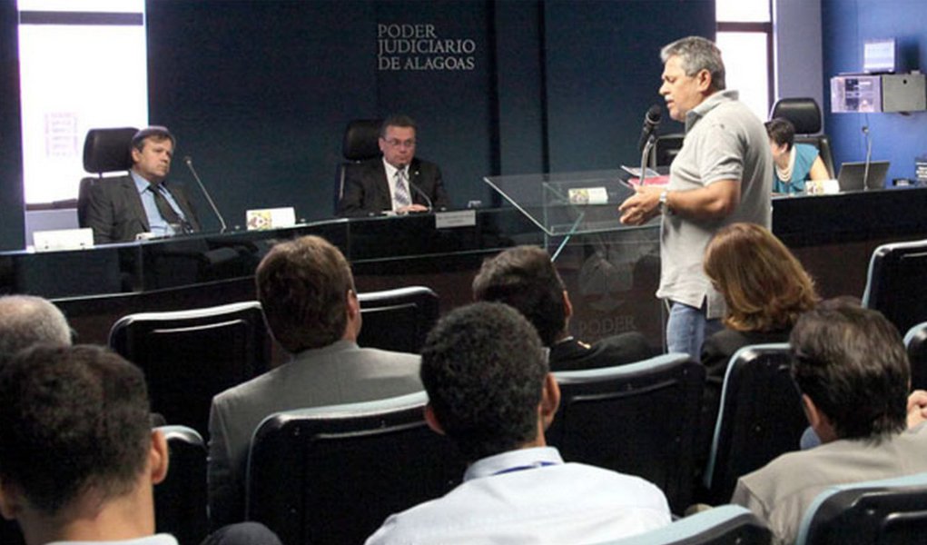 Representantes da Prefeitura de Maceió e o Sindicato dos Servidores do Município participam de mais uma audiência de conciliação nesta quarta-feira (10); os sindicatos apresentaram a proposta de aumento de 5% da progressão salarial retroativa de 2014, o que foi rejeitado pelo município; a Prefeitura já pediu a ilegalidade da greve dos servidores, mas a Justiça negou a solicitação, determinando, porém, que os trabalhadores mantenham 50% dos serviços (Foto: Voney Malta) Representantes da Prefeitura de Maceió e o Sindicato dos Servidores do Município participam de mais uma audiência de conciliação nesta quarta-feira (10); os sindicatos apresentaram a proposta de aumento de 5% da progressão salarial retroativa de 2014, o que foi rejeitado pelo município; a Prefeitura já pediu a ilegalidade da greve dos servidores, mas a Justiça negou a solicitação, determinando, porém, que os trabalhadores mantenham 50% dos serviços