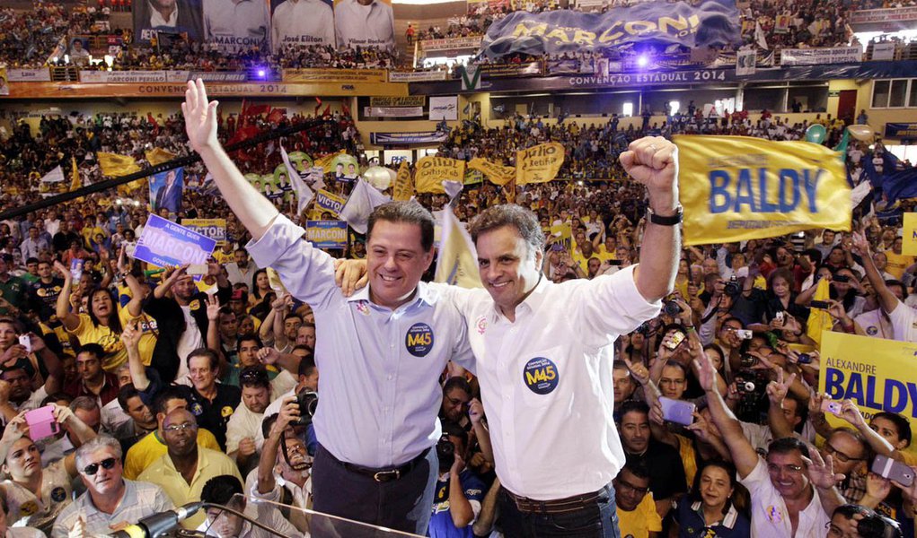 Discursos do candidato à presidência da República, Aécio Neves, e do governador Marconi Perillo, em ato político em Goiânia, tiveram como foco a inexperiência da candidata Marina Silva (PSB) em cargos executivos e toda incerteza que cerca seu projeto político; "O que está em jogo é o futuro do país. Governo federal não é lugar para aprendizado", disse Aécio; pressionado pelo acirramento na disputa entre Marina e a presidente Dilma Rousseff (PT), Aécio foi duro ao falar do governo petista; "A candidata do PT fracassou em todos os compromissos. E fracassou no respeito à ética e aos princípios que regem a administração. Estou convicto de que o PT perderá a eleição" (Foto: José Barbacena) Discursos do candidato à presidência da República, Aécio Neves, e do governador Marconi Perillo, em ato político em Goiânia, tiveram como foco a inexperiência da candidata Marina Silva (PSB) em cargos executivos e toda incerteza que cerca seu projeto político; "O que está em jogo é o futuro do país. Governo federal não é lugar para aprendizado", disse Aécio; pressionado pelo acirramento na disputa entre Marina e a presidente Dilma Rousseff (PT), Aécio foi duro ao falar do governo petista; "A candidata do PT fracassou em todos os compromissos. E fracassou no respeito à ética e aos princípios que regem a administração. Estou convicto de que o PT perderá a eleição"