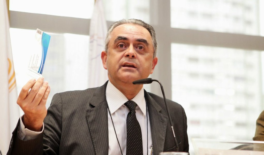 Magistrados e professores de Direito afirmam que, se denúncias feitas por advogados dos acusados sobre prisões e coações forem comprovadas, ‘operação poderá cair por terra’; “O que está sob suspeita é o comportamento do juiz com uma série de procedimentos que fogem da lei, como prender para vigiar e coagir para delatar", diz o jurista e professor Luiz Flávio Gomes (Foto: Valter Lima) Magistrados e professores de Direito afirmam que, se denúncias feitas por advogados dos acusados sobre prisões e coações forem comprovadas, ‘operação poderá cair por terra’; “O que está sob suspeita é o comportamento do juiz com uma série de procedimentos que fogem da lei, como prender para vigiar e coagir para delatar", diz o jurista e professor Luiz Flávio Gomes