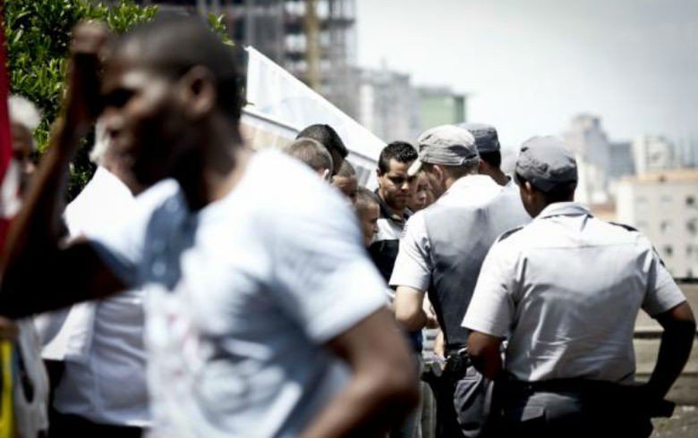 A escolha das nomenclaturas, das manchetes e a abordagem das informações transmitidas transformam, aos olhos dos leitores, os jovens das comunidades em um grupo perigoso (Foto: Jefferson Lima) A escolha das nomenclaturas, das manchetes e a abordagem das informações transmitidas transformam, aos olhos dos leitores, os jovens das comunidades em um grupo perigoso