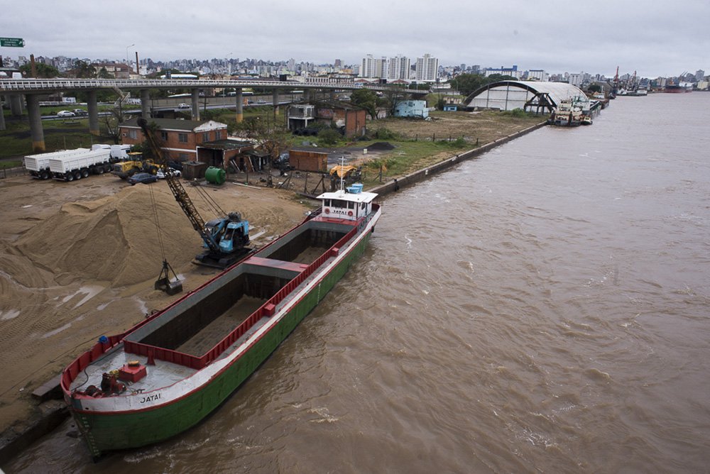 2014.06.30 - Porto Alegre/RS/Brasil - Depósitos de areia ao longo do Rio Guaíba. Foto: Bernardo Jardim Ribeiro/Sul21.com.br (Foto: Leonardo Lucena) 2014.06.30 - Porto Alegre/RS/Brasil - Depósitos de areia ao longo do Rio Guaíba. Foto: Bernardo Jardim Ribeiro/Sul21.com.br
