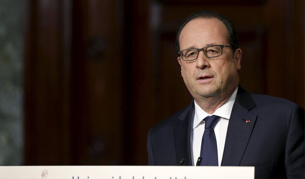 O presidente francês, François Hollande, pediu pelo fim do embargo comercial dos Estados Unidos a Cuba e vislumbrou um papel maior para a França no engajamento de Cuba com o Ocidente, durante a primeira visita de um chefe de Estado francês a Cuba; Cuba está em negociações diplomáticas com a União Europeia e os EUA em meio a um intenso interesse mundial no país após uma reaproximação com Washington em dezembro; Hollande, viajando com uma série de executivos franceses, é o primeiro líder europeu ocidental no cargo a visitar Cuba desde 1986 (Foto: Paulo Emílio) O presidente francês, François Hollande, pediu pelo fim do embargo comercial dos Estados Unidos a Cuba e vislumbrou um papel maior para a França no engajamento de Cuba com o Ocidente, durante a primeira visita de um chefe de Estado francês a Cuba; Cuba está em negociações diplomáticas com a União Europeia e os EUA em meio a um intenso interesse mundial no país após uma reaproximação com Washington em dezembro; Hollande, viajando com uma série de executivos franceses, é o primeiro líder europeu ocidental no cargo a visitar Cuba desde 1986