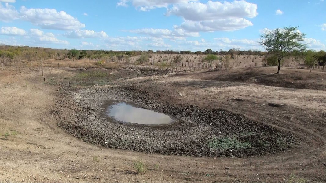 Das 417 cidades da Bahia, 144 estão em situação de emergência por causa da seca que castiga o semiárido nordestino. Número representa aproximadamente 35% do total de municípios do estado; estimativa é de que 1.530.205 (um milhão quinhentos e trinta mil duzentas e cinco) de pessoas estejam afetadas pela estiagem neste ano (Foto: Romulo Faro) Das 417 cidades da Bahia, 144 estão em situação de emergência por causa da seca que castiga o semiárido nordestino. Número representa aproximadamente 35% do total de municípios do estado; estimativa é de que 1.530.205 (um milhão quinhentos e trinta mil duzentas e cinco) de pessoas estejam afetadas pela estiagem neste ano