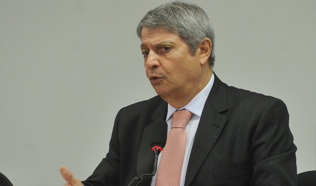 A informação é do vice-presidente do BNDES, Wagner Bittencourt, que fez nesta segunda (11) a palestra de abertura do 27º Fórum Nacional do Instituto Nacional de Altos Estudos (Inae), no Rio; "O governo está fazendo uma grande discussão de quais são os investimentos que temos que fazer e também de que forma fazer. O acréscimo de concessões, que foi um sucesso até agora, de impacto, foram muito importantes para que os investimentos aconteçam e aconteçam na hora, já que a qualidade do investimento privado tem uma facilidade e uma simplificação muito maior em relação ao investimento público, e consegue atender o usuário de uma forma mais rápida”, disse (Foto: Valter Lima) A informação é do vice-presidente do BNDES, Wagner Bittencourt, que fez nesta segunda (11) a palestra de abertura do 27º Fórum Nacional do Instituto Nacional de Altos Estudos (Inae), no Rio; "O governo está fazendo uma grande discussão de quais são os investimentos que temos que fazer e também de que forma fazer. O acréscimo de concessões, que foi um sucesso até agora, de impacto, foram muito importantes para que os investimentos aconteçam e aconteçam na hora, já que a qualidade do investimento privado tem uma facilidade e uma simplificação muito maior em relação ao investimento público, e consegue atender o usuário de uma forma mais rápida”, disse