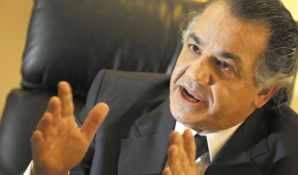 Associação que representa as corretoras venceu o primeiro round na Justiça contra medida da Bolsa de Valores de São Paulo, presidida por Edemir Pinto, que retirava o selo de qualidade de agentes autônomos terceirizados; juiz concedeu liminar argumentando que a medida traria prejuízos às corretoras; cabe recurso à decisão (Foto: Gisele Federicce) Associação que representa as corretoras venceu o primeiro round na Justiça contra medida da Bolsa de Valores de São Paulo, presidida por Edemir Pinto, que retirava o selo de qualidade de agentes autônomos terceirizados; juiz concedeu liminar argumentando que a medida traria prejuízos às corretoras; cabe recurso à decisão