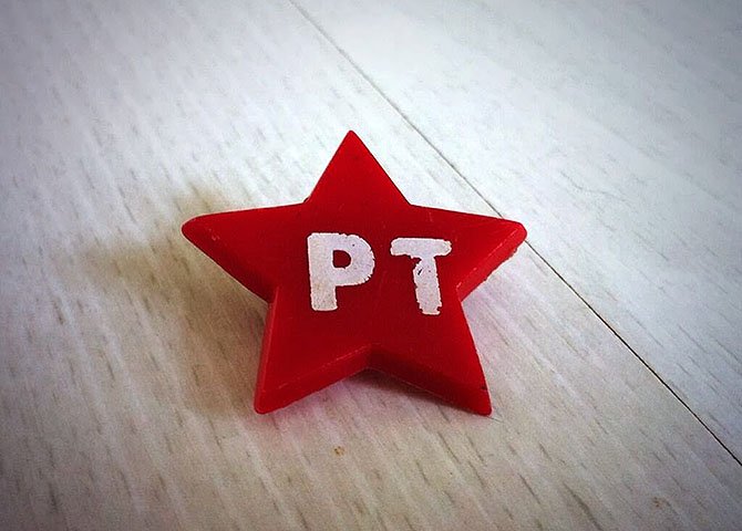 O PT está já há vários anos diante de uma encruzilhada: ou avançamos por uma estrada de reformas estruturais, democráticas, populares e socialistas; ou conciliamos com os defensores do desenvolvimento capitalista conservador (Foto: Valter Pomar) O PT está já há vários anos diante de uma encruzilhada: ou avançamos por uma estrada de reformas estruturais, democráticas, populares e socialistas; ou conciliamos com os defensores do desenvolvimento capitalista conservador