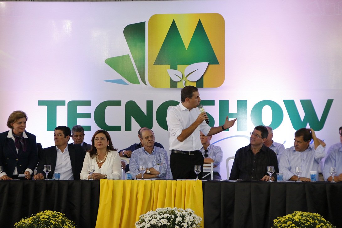 Ao lado dos ministros Kátia Abreu (Agricultura), Vinicius Lage (Turismo) e Joaquim Levy (Fazenda), o vice-governador e secretário de Desenvolvimento Econômico, José Eliton, abriu oficialmente, em Rio Verde, nesta segunda-feira, a 14ª edição da Tecnoshow Comigo, uma das maiores feiras de agronegócios do País; “Tenho orgulho em participar de uma feira que reflete o dinamismo e a imensa capacidade de nossos empreendedores, que constantemente demonstram superação e atitude para seguir em frente como protagonistas mundiais na produção de alimentos” (Foto: José Barbacena) Ao lado dos ministros Kátia Abreu (Agricultura), Vinicius Lage (Turismo) e Joaquim Levy (Fazenda), o vice-governador e secretário de Desenvolvimento Econômico, José Eliton, abriu oficialmente, em Rio Verde, nesta segunda-feira, a 14ª edição da Tecnoshow Comigo, uma das maiores feiras de agronegócios do País; “Tenho orgulho em participar de uma feira que reflete o dinamismo e a imensa capacidade de nossos empreendedores, que constantemente demonstram superação e atitude para seguir em frente como protagonistas mundiais na produção de alimentos”