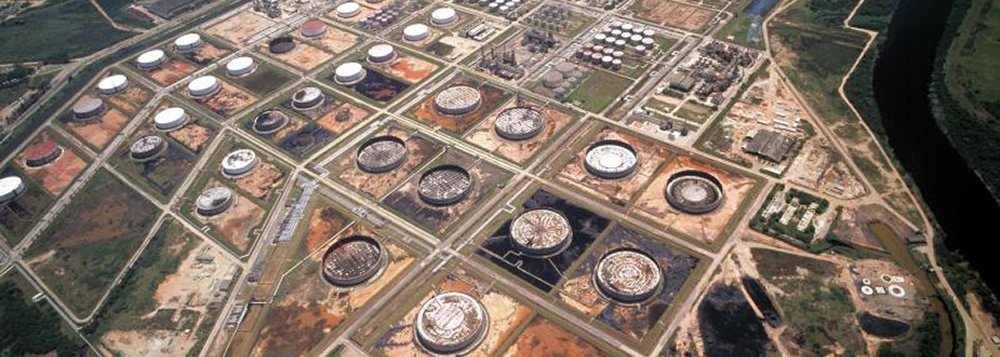 A conclusão de problemáticas refinarias em Pernambuco e Rio de Janeiro estará prevista no Plano de Negócios 2015-2019 da Petrobras a ser divulgado até junho, mas ainda há incertezas sobre quando e como serão efetivados os investimentos para o encerramento das obras nas unidades envolvidas no escândalo de corrupção (Foto: Leonardo Attuch) A conclusão de problemáticas refinarias em Pernambuco e Rio de Janeiro estará prevista no Plano de Negócios 2015-2019 da Petrobras a ser divulgado até junho, mas ainda há incertezas sobre quando e como serão efetivados os investimentos para o encerramento das obras nas unidades envolvidas no escândalo de corrupção