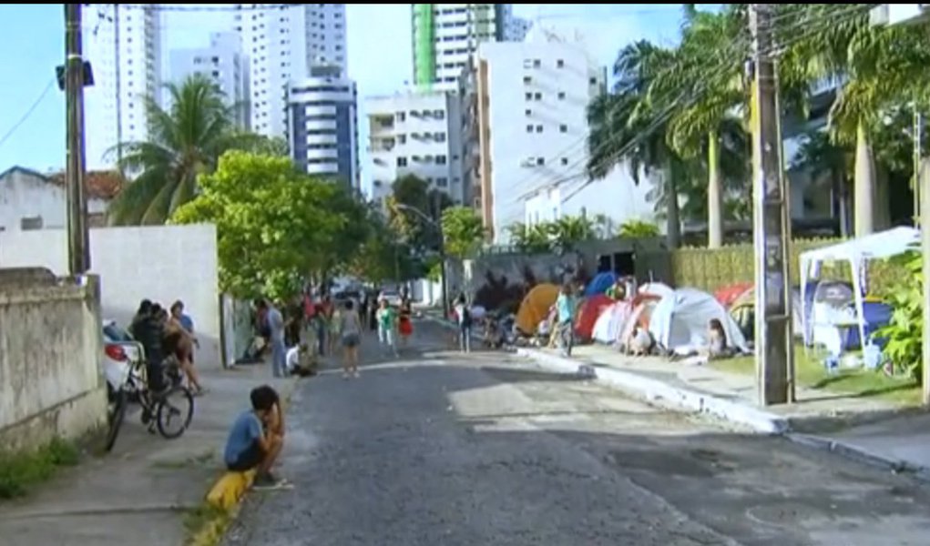Integrantes do movimento Ocupe Estelita, contrários à aprovação de um projeto que prevê a construção de um complexo residencial e comercial na área do Cais José Estelita, na área central do Recife, seguem acampados em frente à casa do prefeito da capital, Geraldo Julio (PSB); O acampamento, que acabou bloqueando as duas extremidades da rua, teve início na noite desta quinta-feira (7), quando cerca de 200 manifestantes se instalaram nas calçadas em frente ao prédio onde reside o prefeito, no bairro da Torre (Foto: Paulo Emílio) Integrantes do movimento Ocupe Estelita, contrários à aprovação de um projeto que prevê a construção de um complexo residencial e comercial na área do Cais José Estelita, na área central do Recife, seguem acampados em frente à casa do prefeito da capital, Geraldo Julio (PSB); O acampamento, que acabou bloqueando as duas extremidades da rua, teve início na noite desta quinta-feira (7), quando cerca de 200 manifestantes se instalaram nas calçadas em frente ao prédio onde reside o prefeito, no bairro da Torre