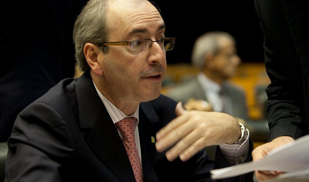 Após reunião da bancada do PMDB da Câmara nesta terça-feria, 18, o líder Eduardo Cunha (RJ) anunciou uma trégua na guerra política que trava contra o Palácio do Planalto e disse que o partido irá apoiar o projeto de lei do governo federal que flexibiliza a meta do superávit primário do governo central; "Vamos dar o perdão que o governo pediu", disse Cunha; fatura, entretanto, não sairá de graça; em troca o apoio, PMDB vai exigir a inclusão do Orçamento Impositivo na LDO de 2015 e a regularização do pagamento de transferências a Estados e municípios que está atrasado; de acordo com ele, o valor retido é de cerca de R$ 2,5 bilhões (Foto: Aquiles Lins) Após reunião da bancada do PMDB da Câmara nesta terça-feria, 18, o líder Eduardo Cunha (RJ) anunciou uma trégua na guerra política que trava contra o Palácio do Planalto e disse que o partido irá apoiar o projeto de lei do governo federal que flexibiliza a meta do superávit primário do governo central; "Vamos dar o perdão que o governo pediu", disse Cunha; fatura, entretanto, não sairá de graça; em troca o apoio, PMDB vai exigir a inclusão do Orçamento Impositivo na LDO de 2015 e a regularização do pagamento de transferências a Estados e municípios que está atrasado; de acordo com ele, o valor retido é de cerca de R$ 2,5 bilhões