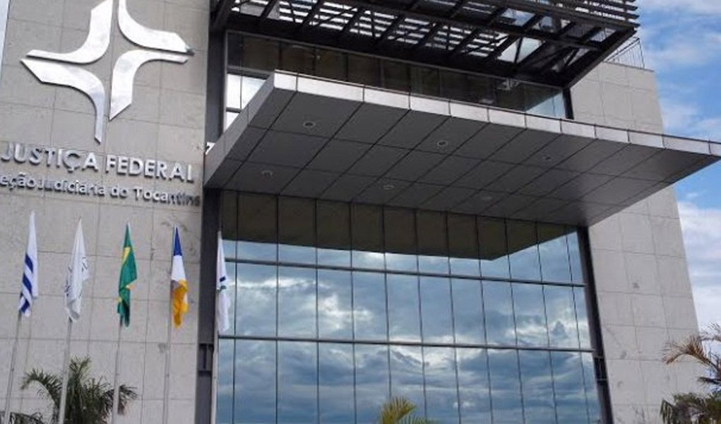 Justiça Federal condenou Jeferson Marinho de Morais a seis anos e onze meses de reclusão, em regime semiaberto, por ter angariado cartões e dados bancários de terceiros para uma quadrilha formada para a subtração, mediante fraude pela internet, de dinheiro de contas-correntes; quadrilha atuava nos Estados do Tocantins, Goiás e Minas Gerais, e conseguia dados das contas das vítimas por meio de e-mails infectados com programas espiões que, uma vez instalados no computador da vítima, capturavam quaisquer dados bancários, senhas, contas e dados pessoais dela (Foto: Aquiles Lins) Justiça Federal condenou Jeferson Marinho de Morais a seis anos e onze meses de reclusão, em regime semiaberto, por ter angariado cartões e dados bancários de terceiros para uma quadrilha formada para a subtração, mediante fraude pela internet, de dinheiro de contas-correntes; quadrilha atuava nos Estados do Tocantins, Goiás e Minas Gerais, e conseguia dados das contas das vítimas por meio de e-mails infectados com programas espiões que, uma vez instalados no computador da vítima, capturavam quaisquer dados bancários, senhas, contas e dados pessoais dela