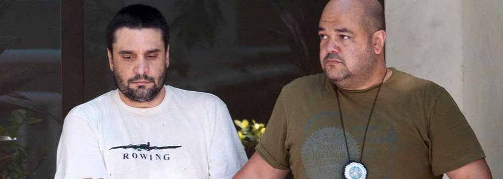 Tribunal de Justiça do Rio de Janeiro (TJ-RJ), considerou que Daniel de Oliveira Coutinho é inimputável no processo da morte do pai, o cineasta Eduardo Coutinho; o magistrado submeteu Daniel, que é réu no processo, à medida de segurança de internação em estabelecimento oficial para portadores de doença mental. O prazo é de, no mínimo, três anos; no dia 2 de fevereiro de 2014, Daniel matou o pai com golpes de faca e feriu a mãe, Maria das Dores de Oliveira Coutinho; ela conseguiu escapar ao se trancar em quarto da casa (Foto: Leonardo Lucena) Tribunal de Justiça do Rio de Janeiro (TJ-RJ), considerou que Daniel de Oliveira Coutinho é inimputável no processo da morte do pai, o cineasta Eduardo Coutinho; o magistrado submeteu Daniel, que é réu no processo, à medida de segurança de internação em estabelecimento oficial para portadores de doença mental. O prazo é de, no mínimo, três anos; no dia 2 de fevereiro de 2014, Daniel matou o pai com golpes de faca e feriu a mãe, Maria das Dores de Oliveira Coutinho; ela conseguiu escapar ao se trancar em quarto da casa