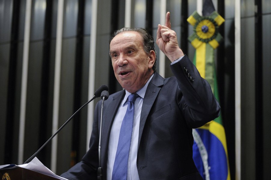 Senador tucano, que se candidatou à vice-presidência na chapa de Aécio Neves, disse em discurso nesta terça-feira 28 ter sido "pessoalmente agredido por canalhas escondidos nas redes sociais a serviço de uma candidatura"; "Quem mente na campanha não tem autoridade moral para pedir diálogo. Comigo, não. Estende uma mão e, com a outra, tem um punhal para ser cravado nas costas", atacou Aloysio Nunes, em novo discurso black bloc (Foto: Gisele Federicce) Senador tucano, que se candidatou à vice-presidência na chapa de Aécio Neves, disse em discurso nesta terça-feira 28 ter sido "pessoalmente agredido por canalhas escondidos nas redes sociais a serviço de uma candidatura"; "Quem mente na campanha não tem autoridade moral para pedir diálogo. Comigo, não. Estende uma mão e, com a outra, tem um punhal para ser cravado nas costas", atacou Aloysio Nunes, em novo discurso black bloc