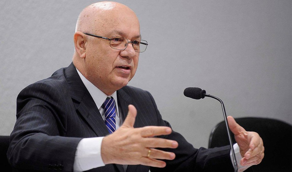 Ao admitir abertura de inquéritos contra os citados na Lista de Janot, o ministro do Supremo Tribunal Federal Teori Zavascki, relator das investigações, lembrou que a medida não representa juízo antecipado sobre autoria e materialidade do delito; em todos os despachos, o ministro cita os políticos como "possivelmente implicados" na representação criminal formulada por Rodrigo Janot; ao autorizar a abertura dos inquéritos, Teori determina também a quebra do sigilo dos procedimentos, a anexação dos documentos já levantados, testemunho pessoal dos citados e realização de diligências específicas (Foto: Aquiles Lins) Ao admitir abertura de inquéritos contra os citados na Lista de Janot, o ministro do Supremo Tribunal Federal Teori Zavascki, relator das investigações, lembrou que a medida não representa juízo antecipado sobre autoria e materialidade do delito; em todos os despachos, o ministro cita os políticos como "possivelmente implicados" na representação criminal formulada por Rodrigo Janot; ao autorizar a abertura dos inquéritos, Teori determina também a quebra do sigilo dos procedimentos, a anexação dos documentos já levantados, testemunho pessoal dos citados e realização de diligências específicas