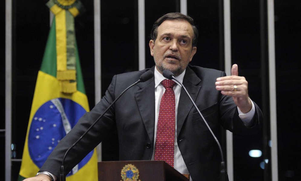 Defensor do incentivo à contribuição voluntária dos cidadãos para campanhas eleitorais, o senador Walter Pinheiro (PT) elaborou um projeto de lei que proíbe o financiamento por empresas e estabelece um teto para as doações de pessoas físicas; "A proposta permite doação de pessoas físicas, mas limitada a 10% da renda bruta ou o teto de ministro do STF, o que for menor. Assim, nenhum cidadão poderá doar mais do que R$ 34.000 por ano, em valores atuais, o que mitigaria a desproporção de influência no pleito em função da posse de fortuna pessoal", diz o petista (Foto: Romulo Faro) Defensor do incentivo à contribuição voluntária dos cidadãos para campanhas eleitorais, o senador Walter Pinheiro (PT) elaborou um projeto de lei que proíbe o financiamento por empresas e estabelece um teto para as doações de pessoas físicas; "A proposta permite doação de pessoas físicas, mas limitada a 10% da renda bruta ou o teto de ministro do STF, o que for menor. Assim, nenhum cidadão poderá doar mais do que R$ 34.000 por ano, em valores atuais, o que mitigaria a desproporção de influência no pleito em função da posse de fortuna pessoal", diz o petista