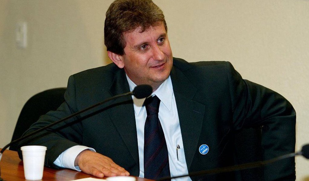 O doleiro Alberto Youssef vai pedir prisão domiciliar "o mais rápido possível", informou nesta quarta-feira (6) o criminalista Antonio Figueiredo Basto, que defende o principal nome da Operação Lava Jato; Youssef foi condenado hoje a cinco anos de prisão por lavagem de R$ 1,16 milhão; em setembro de 2014 ele fez delação premiada e revelou nomes de deputados e senadores que teriam recebido propinas do esquema de corrupção na Petrobras (Foto: Valter Lima) O doleiro Alberto Youssef vai pedir prisão domiciliar "o mais rápido possível", informou nesta quarta-feira (6) o criminalista Antonio Figueiredo Basto, que defende o principal nome da Operação Lava Jato; Youssef foi condenado hoje a cinco anos de prisão por lavagem de R$ 1,16 milhão; em setembro de 2014 ele fez delação premiada e revelou nomes de deputados e senadores que teriam recebido propinas do esquema de corrupção na Petrobras
