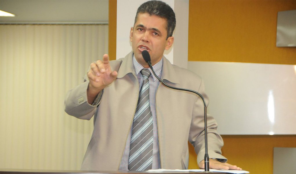 Durante reunião com líderes de associações de bairros e empresários da região Sul da Capital, nessa segunda-feira, 30, vereador de Palmas Milton Neris (PR) comunicou que ingressará no Partido Liberal (PL), que está em fase de recriação, numa articulação liderada pelo ministro das Cidades, Gilberto Kassab; "Aderir ao PL é minha forma de contribuir para o partido seja grande e representativo, tanto em Palmas como em todo o Tocantins. Sua recriação acontece pautada com o compromisso em fazer com que a reforma política, de fato, aconteça no nosso País. É bom ver que meus líderes e bases políticas me apoiam nessa decisão", argumentou Neris (Foto: Aquiles Lins) Durante reunião com líderes de associações de bairros e empresários da região Sul da Capital, nessa segunda-feira, 30, vereador de Palmas Milton Neris (PR) comunicou que ingressará no Partido Liberal (PL), que está em fase de recriação, numa articulação liderada pelo ministro das Cidades, Gilberto Kassab; "Aderir ao PL é minha forma de contribuir para o partido seja grande e representativo, tanto em Palmas como em todo o Tocantins. Sua recriação acontece pautada com o compromisso em fazer com que a reforma política, de fato, aconteça no nosso País. É bom ver que meus líderes e bases políticas me apoiam nessa decisão", argumentou Neris