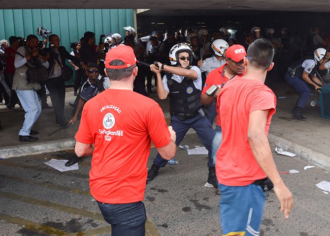 Poderíamos estar no enfrentamento com a polícia e dizendo não ao PL 4330, mas preferimos fazer o que é mais difícil e produtivo: buscar todos os meios possíveis para melhorar o PL 4330 (Foto: João Carlos Gonçalves) Poderíamos estar no enfrentamento com a polícia e dizendo não ao PL 4330, mas preferimos fazer o que é mais difícil e produtivo: buscar todos os meios possíveis para melhorar o PL 4330