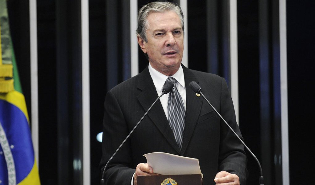O senador Fernando Collor (PTB-AL) qualifica como "incompreensível" a decisão do Palácio do Planalto de anunciar a impossibilidade de cumprir a lei que determina a mudança do indexador da dívida pública dos estados e municípios; "Foi com muito entendimento que conseguimos construir uma maioria no Senado para mudar essa lógica perversa. A votação foi histórica, porque se corrigiu uma injustiça cometida contra os entes federados", explicou Collor; ele também informou que vai continuar lutando para fazer valer o que foi acordado (Foto: Voney Malta) O senador Fernando Collor (PTB-AL) qualifica como "incompreensível" a decisão do Palácio do Planalto de anunciar a impossibilidade de cumprir a lei que determina a mudança do indexador da dívida pública dos estados e municípios; "Foi com muito entendimento que conseguimos construir uma maioria no Senado para mudar essa lógica perversa. A votação foi histórica, porque se corrigiu uma injustiça cometida contra os entes federados", explicou Collor; ele também informou que vai continuar lutando para fazer valer o que foi acordado