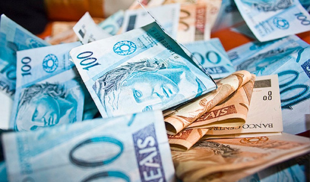 Queda na arrecadação e o aumento de gastos levaram o governo federal a reduzir para R$ 10,101 bilhões a estimativa de superávit primário para este ano; meta anterior para o Governo Central (Tesouro Nacional, Previdência Social e Banco Central) correspondia a R$ 80,774 bilhões; números foram divulgados nesta sexta (21) pelo Ministério do Planejamento, que liberou a nova versão do Relatório de Avaliação de Receitas e Despesas Primárias (Foto: Valter Lima) Queda na arrecadação e o aumento de gastos levaram o governo federal a reduzir para R$ 10,101 bilhões a estimativa de superávit primário para este ano; meta anterior para o Governo Central (Tesouro Nacional, Previdência Social e Banco Central) correspondia a R$ 80,774 bilhões; números foram divulgados nesta sexta (21) pelo Ministério do Planejamento, que liberou a nova versão do Relatório de Avaliação de Receitas e Despesas Primárias