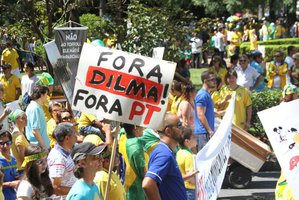 No troca-troca de máscaras das manifestações realizadas após a eleição de 2014, ao se retirar a primeira delas de forma efetiva, o golpismo apareceu de maneira reveladora (Foto: Corinto Meffe) No troca-troca de máscaras das manifestações realizadas após a eleição de 2014, ao se retirar a primeira delas de forma efetiva, o golpismo apareceu de maneira reveladora