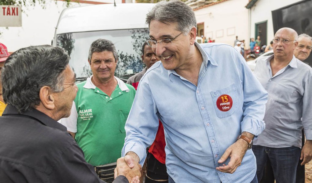 Um dia depois de o PR liberar seus deputados para apoiar o candidato a governador pela coligação Minas Pra Você, Fernando Pimentel, do PT, ele recebe apoio do prefeito de Serro, Nondas Pires, do PR; e de lideranças de partidos que integram a base da candidatura aliada (Foto: Romulo Faro) Um dia depois de o PR liberar seus deputados para apoiar o candidato a governador pela coligação Minas Pra Você, Fernando Pimentel, do PT, ele recebe apoio do prefeito de Serro, Nondas Pires, do PR; e de lideranças de partidos que integram a base da candidatura aliada