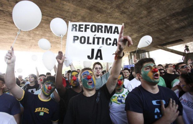 Os tucanos de alta plumagem não defendem a reforma porque se a lei for mudada, os grupos econômicos perderão vez no Congresso (Foto: Chico Vigilante) Os tucanos de alta plumagem não defendem a reforma porque se a lei for mudada, os grupos econômicos perderão vez no Congresso