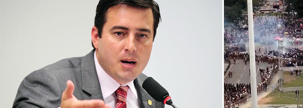 Em vídeo gravado por um dos integrantes do primeiro escalão do governo do Paraná e divulgado na internet, equipe do Palácio Iguaçu comemora ataques da PM contra professores durante o massacre que deixou 200 feridos ontem; "ABSURDO! Funcionários do Palácio comemorando a ação da polícia. Os que presenciaram a cena me mandaram o vídeo pq ficaram revoltados com o comportamento da equipe do governador", escreveu o deputado federal João Arruda (PMDB-PR) (Foto: Gisele Federicce) Em vídeo gravado por um dos integrantes do primeiro escalão do governo do Paraná e divulgado na internet, equipe do Palácio Iguaçu comemora ataques da PM contra professores durante o massacre que deixou 200 feridos ontem; "ABSURDO! Funcionários do Palácio comemorando a ação da polícia. Os que presenciaram a cena me mandaram o vídeo pq ficaram revoltados com o comportamento da equipe do governador", escreveu o deputado federal João Arruda (PMDB-PR)