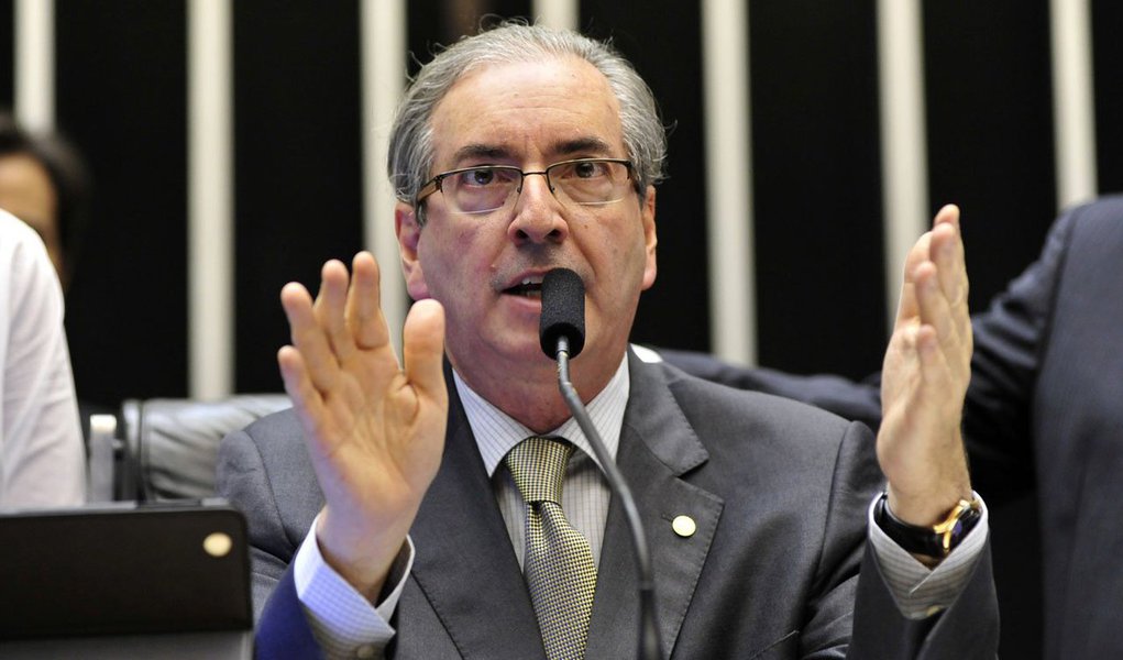 Durante evento no Rio de Janeiro nesta segunda-feira, 9, o presidente da Câmara, Eduardo Cunha (PMDB), deixou claro que rejeita a ruptura do mandato da presidente Dilma Rousseff; "Acho que isso é golpe. Ela foi eleita legitimamente, tem um mandato a cumprir. Aqueles que votaram nela e porventura se arrependeram, deveriam ter esse juízo de valor antes de votar, e terão a oportunidade de rever na próxima eleição"; Cunha salientou que não dá para aceitar essa forma ilegal de se arrancar do Poder quem foi eleito pelo povo, de maneira legítima; Cunha prometeu trabalhar pela governabilidade, "sempre", apesar da crise política (Foto: Aquiles Lins) Durante evento no Rio de Janeiro nesta segunda-feira, 9, o presidente da Câmara, Eduardo Cunha (PMDB), deixou claro que rejeita a ruptura do mandato da presidente Dilma Rousseff; "Acho que isso é golpe. Ela foi eleita legitimamente, tem um mandato a cumprir. Aqueles que votaram nela e porventura se arrependeram, deveriam ter esse juízo de valor antes de votar, e terão a oportunidade de rever na próxima eleição"; Cunha salientou que não dá para aceitar essa forma ilegal de se arrancar do Poder quem foi eleito pelo povo, de maneira legítima; Cunha prometeu trabalhar pela governabilidade, "sempre", apesar da crise política