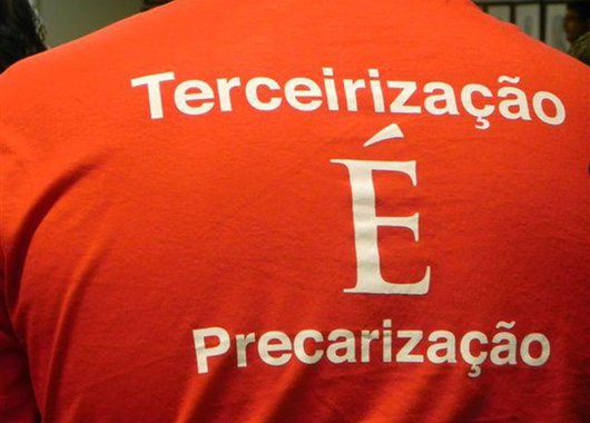 Jogar esses trabalhadores na vala comum de uma livre terceirização serve apenas para que haja o rebaixamento da mão de obra e do investimento em saúde e segurança, deixando-os em piores condições de trabalho (Foto: Ulysses Gomes) Jogar esses trabalhadores na vala comum de uma livre terceirização serve apenas para que haja o rebaixamento da mão de obra e do investimento em saúde e segurança, deixando-os em piores condições de trabalho